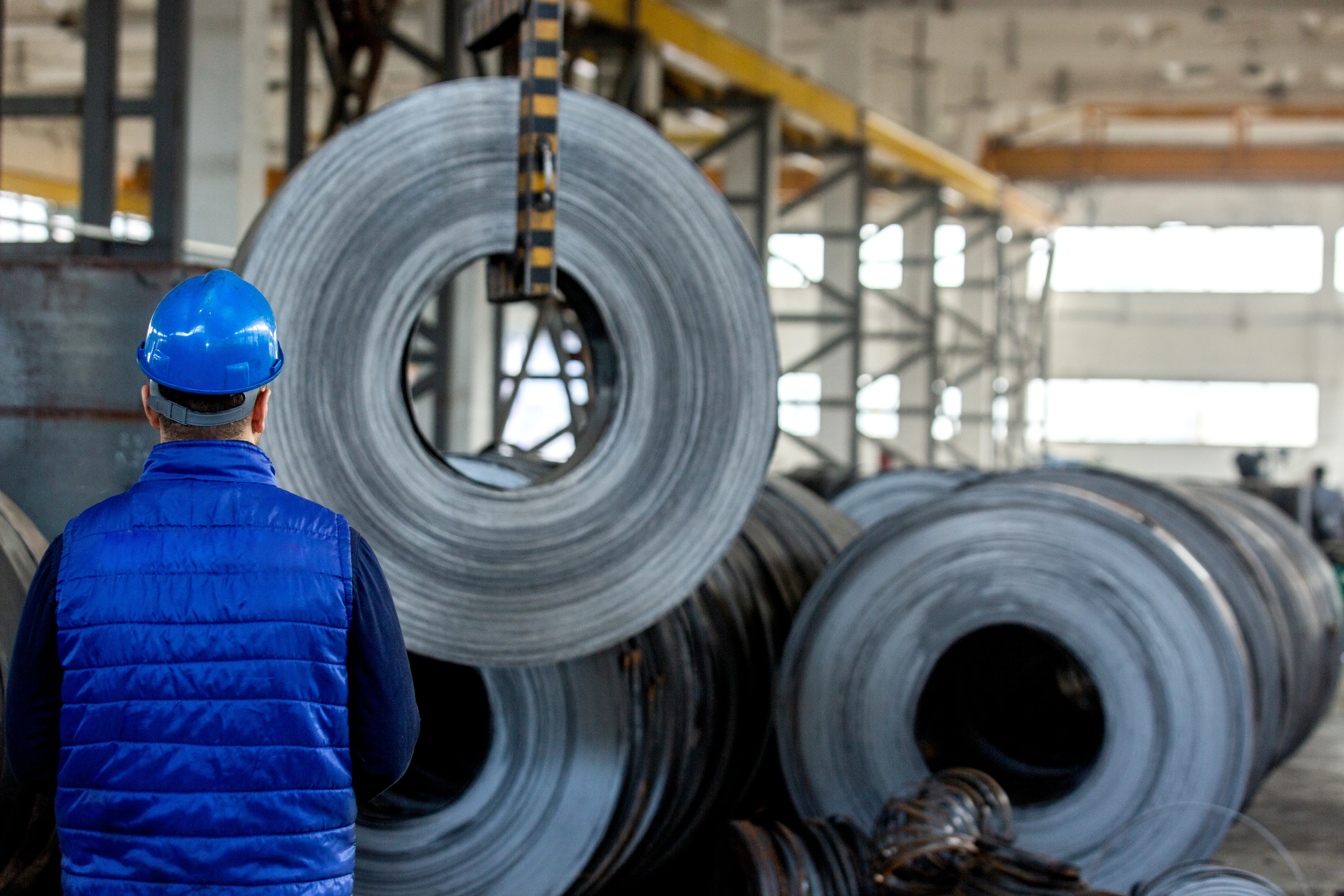 Importações de Aço Caem 17,6% no Brasil: O Que Isso Muda Para Quem Corta, Dobra e Solda Metal